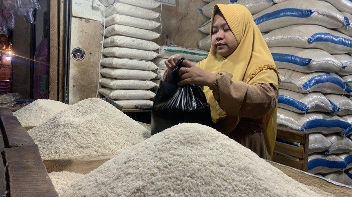 Pedagan beras di Pasar Induk Cianjur, Rabu (4/10/2023).