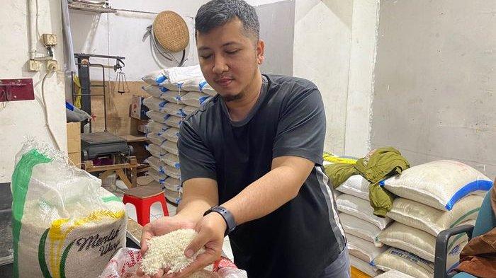 Pedagang beras di Pasar Kosambi, Bandung, Andri, menunjukkan kualitas beras medium yang menurun, Senin (12/2/2024).