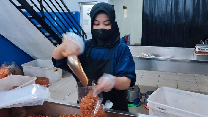 Pegawai Basreng Sultan Bandung mengemas produk andalannya di rumah produksinya di Jalan Villa Bandung Indah, Kampung Manjah Beureum, Kabupaten Bandung, Jumat (30/5/2025).
 