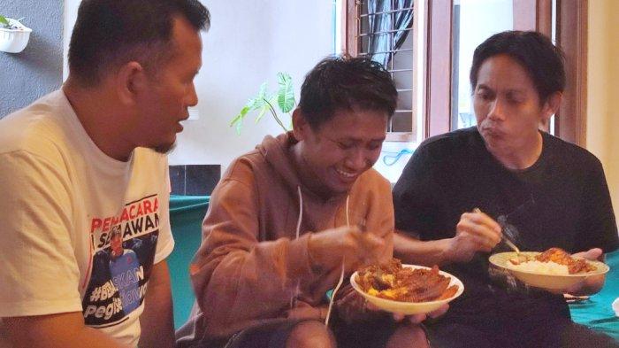 Pegi Setiawan sarapan bersama keluarga dan kuasa hukumnya di basecamp tim kuasa hukum di Jalan Sabang, Kota Bandung, Senin (9/7/2024).
