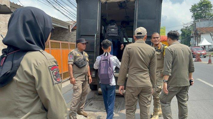 TERJARING RAZIA - Pelajar Bandung Barat terjaring razia Satpol PP saat bolos sekolah, Kamis (8/5/2025) /Dokumen Satpol PP Bandung Barat