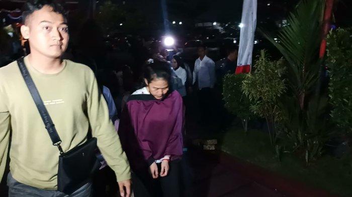 PELAKU PERDAGANGAN BAYI - Pelaku perdagangan bayi saat ditangkap Polda Jabar. Sindikat perdagangan bayi yang terbongkar baru-baru ini dari wilayah Jawa Barat ke Singapura menuai kecaman keras dari politisi Partai Kebangkitan Bangsa (PKB), Gitalis Dwi Natarina.
