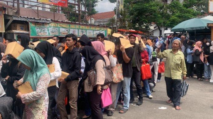 Ribuan pelamar kerja memadati kantor Kos Pos di Jalan Siti Jenab, Kelurahan Pamoyanan, Kecamatan Cianjur, Kabupaten Cianjur untuk menyerahkan berkas lamaran, Rabu (7/2/2023).
