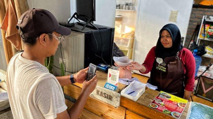 Pelanggan saat melakukan pembayaran di Kafe Teman Istimewa Coffee, Indramayu.