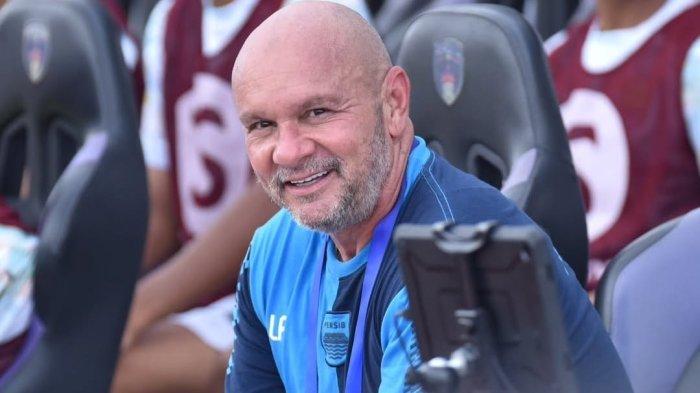 Pelatih Kiper Persib Bandung, Luizinho Passos.