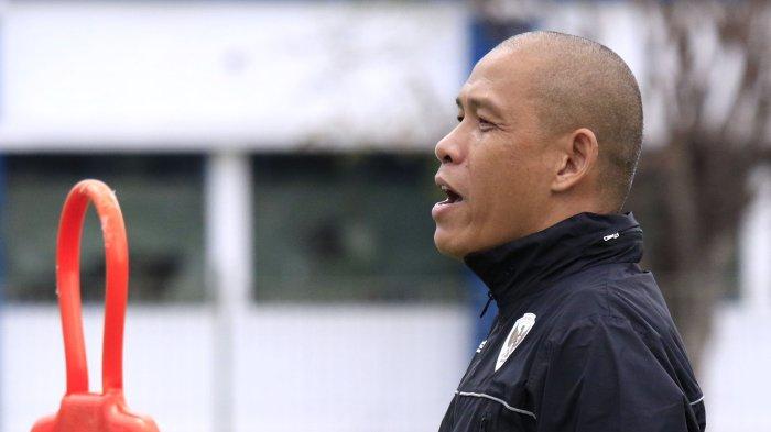 Pelatih Nova Arianto memimpin latihan sore Timnas Indonesia U17 di Stadion Sidolig, Jalan Ahmad Yani, Kota Bandung, Jawa Barat, Jumat (10/1/2025). PSSI memanggil 34 pemain untuk mengikuti training camp (TC) Timnas Indonesia U-17 di Bandung dari 9 sampai 20 Januari 2025. Pemusatan latihan ini sebagai persiapan tampil di Piala Asia U-17 pada April 2025 di Arab Saudi. (TRIBUN JABAR/GANI KURNIAWAN)