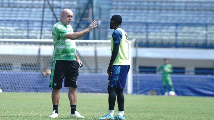 Pelatih PERSIB, Bojan Hodak dan Levy Madinda.