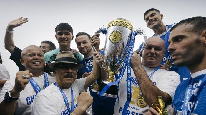 Pelatih PERSIB, Bojan Hodak mengangkat trofi juara Liga 1 2024/25 di Stadion Gelora Bandung Lautan Api, Sabtu, 24 Mei 2025.