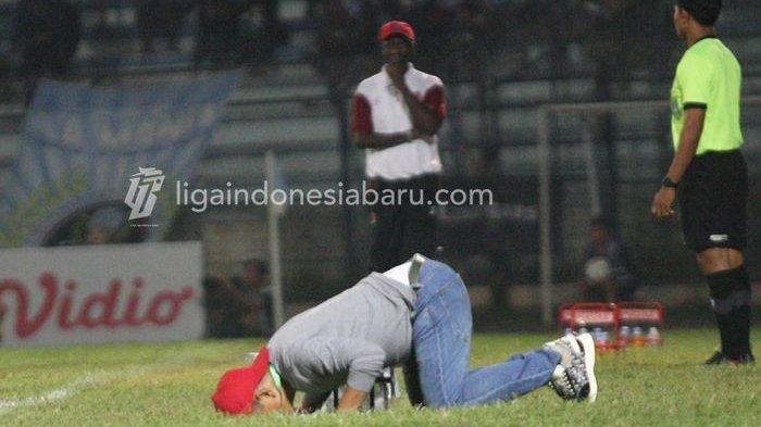 Pelatih Persela Lamongan, Djadjang Nurdjaman, melakukan sujud syukur. Persela sudah memastikan lolos ke babak 12 besar Liga 2 2023-2024.
