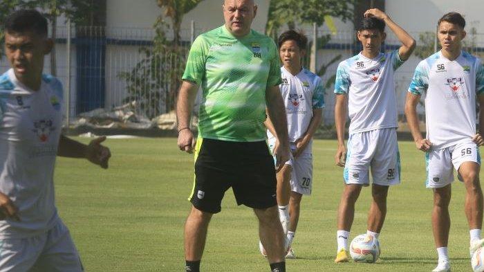 Pelatih Persib Bandung Bojak Hodak (tengah) memberikan arahan saat memimpin latihan di Stadion Sidolig, Bandung, Jumat (4/8/2023).
