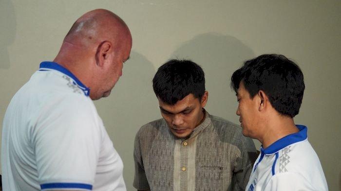 DI RUMAH DUKA - Pelatih Persib Bandung, Bojan Hodak dan Yaya Sunarya berbincang dengan Rachmat Irianto di rumah duka mendiang ayahandanya, Bejo Sugiantoro, Kamis, 27 Februari 2025.