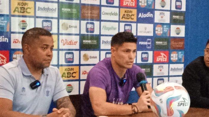 Pelatih Persita Tangerang, Divaldo Alves (kiri), dan wakil pemain Persita, Ramiro Fergonzi, menjelaskan persiapan timnya menjelang lawan Persib Bandung, dalam konferensi pers pra-pertandingan di Graha Persib, Sabtu (30/9/2023).