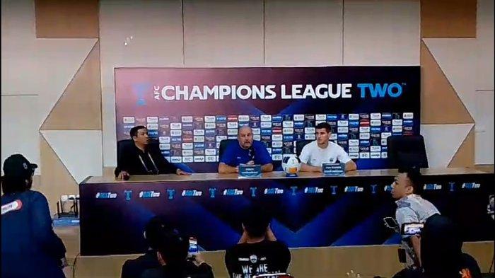 Pelatih Persib Bandung, Bojan Hodak seketika terdiam saat gempa bumi mengguncang Kabupaten Bandung dengan berkuatan 5.0 Magnitudo pada Rabu (18/9/2024).