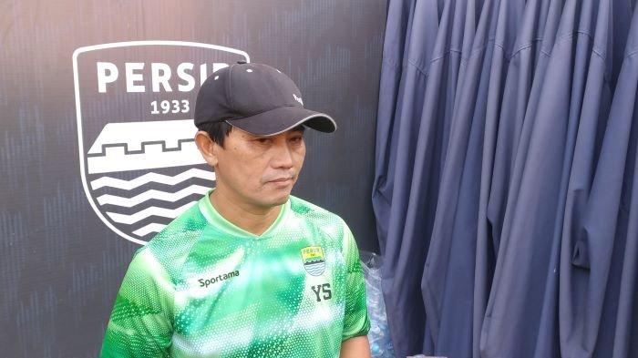 Pelatih sementara Persib Bandung, Yaya Sunarya, menjelaskan persiapan timnya menjelang laga melawan PSM Makassar, di Stadion GBLA Kota Bandung, Selasa (18/7/2023).