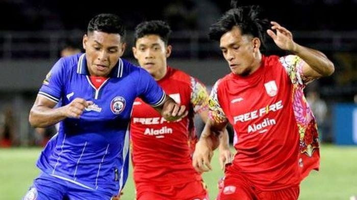 Pemain Arema FC Salim Akbar Tuharea (kiri) saat berebut bola dengan pemain Persis Solo Ripal Wahyudi saat laga semifinal Piala Presiden 2024 di Stadion Manahan Solo, Rabu (31/7/2024) malam. Arema FC akan menghadapi Borneo FC pada laga final Piala Presiden 2024, malam ini.