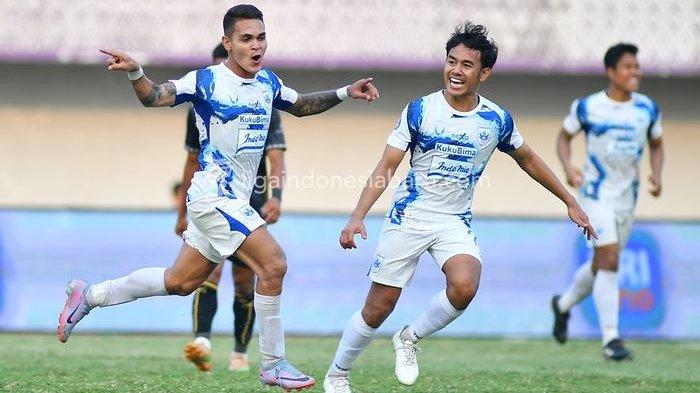 Pemain PSIS Semarang Gali Freitas (kiri) merayakan gol ke gawang Dewa United di pekan kedelapan Liga 1 2023-2024 di Stadion Indomilk Arena, Tangerang, Senin (14/8/2023).