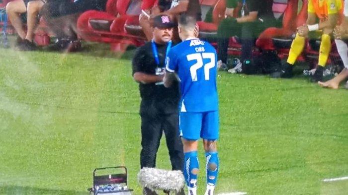 HAMPIRI IMRAN NAHUMARURY - Pemain Persib Bandung, Ciro Alves, menghampiri Pelatih Malut United FC, Ilham Nahumarury, setelah mendapatkan kartu merah dalam laga kontra Malut United FC di Stadion Kie Raha, Ternate, Jumat (2/5/2025) malam, Kartu merah ini menyisakan luka mendalam di hati Ciro Alves.