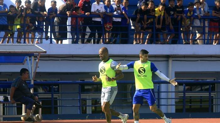 LATIHAN TERPISAH : Pemain Persib Bandung Davida da Silva dan Ciro Alves berlari di pinggir lapangan di Stadion Sport Jabar, Arcamanik, Bandung, Jumat (12/7). Kedua pemain ini tidak diturunkan pada gim internal dengan tujuan menstabilakn kondisi fisik.