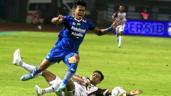 DIADANG - Pemain Persib Bandung Edo Febriansah diadang pemain PSM Makasar saat pertandingan Liga 1 di Stadion Gelora Bandung Lautan Api, Senin (4/12/2023). Pertandingan berakhir imbang dengan skor 0 - 0.