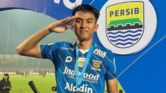 Pemain Persib Bandung Kakang Rudianto setelah merebut gelar juara Liga 1 2023/2024 di Stadion Gelora Bangkalan, Jumat (31/5/2024).
