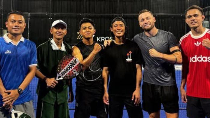 MENJAJAL OLAHRAGA PADEL - Pemain Persib Bandung (dari kiri ke kanan: Dedi Kusnandar, Beckham Putra, Febri Hariyadi, Henhen Hedriyana, Marc Klok, dan Rezaldi Hehanussa) menjajal olahraga padel di Thailand, Senin (21/7/2025).