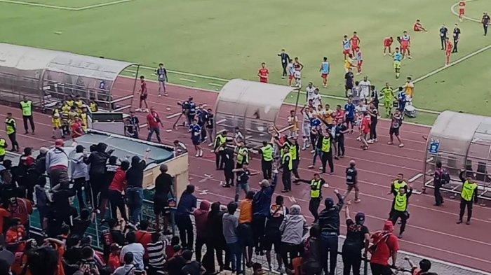 Para pemain Persib Bandung dilempari plastik isi air oleh suporter Persija Jakarta seusai pertandingan di Stadion Patriot Candrabhaga, Kota Bekasi, Sabtu (2/9/2023).