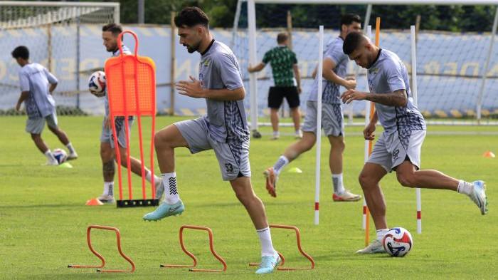 JALANI LATIHAN - Pemain Persib Bandung menjalani latihan di Lapangan Pendamping Stadion GBLA, Kota Bandung, Jawa Barat, Selasa (29/7/2025). Persib akan berhadapan dengan Western Sydney Wanderers, Sabtu (2/8/2025).