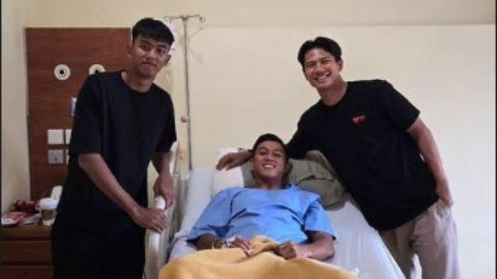 Pemain Persib Bandung, Achmad Jufriyanto (kanan) dan Kakang Rudianto (kiri) menjenguk Febri Hariyadi (tengah) yang harus naik meja operasi di salah satu rumah sakit swasta di Kota Bandung, Rabu (14/8/2024).