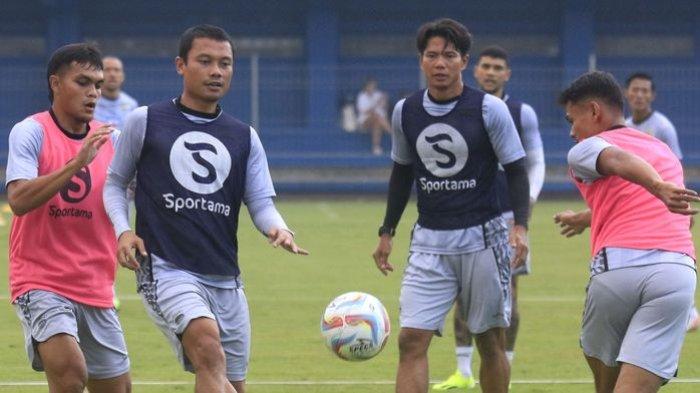 Pemain Persib Bandung saat menjalani latihan di Stadion Sidolig, Jalan Ahmad Yani, Bandung. Persib terus mengasah kemampuan menjelang bertarung pada laga pertama di Liga 1 2024-2025, 9 Agustus 2024.