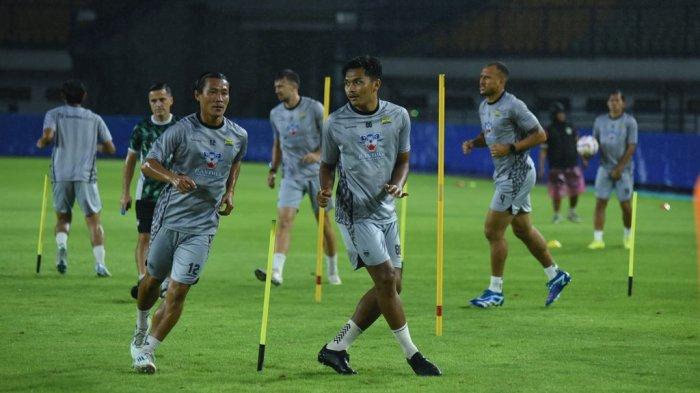 LATIHAN - Pemain Persib menjalani sesi latihan malam di Stadion Gelora Bandung Lautan Api, Senin, 3 Maret 2025.