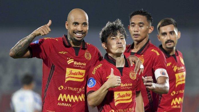 RAYAKAN GOL - Pemain Persija Jakarta, Gustavo Almeida (kiri), Ryo Matsumura (kedua dari kanan), dan Rizki Ridho merayakan gol ke gawang PSIS Semarang, Rabu (5/3/2025).