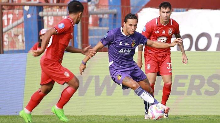 Pemain Persik Kediri, Ezra Walian (tengah), dikepung dua pemain Malut United.