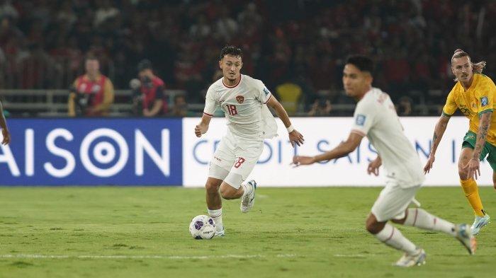 Pemain Timnas Indonesia Ivar Jenner megejar bola dalam laga melawan Austalia di  Stadion Utama Gelora Bung Karno (SUGBK), Senaya, Jakarta, Selasa (10/9/2024).