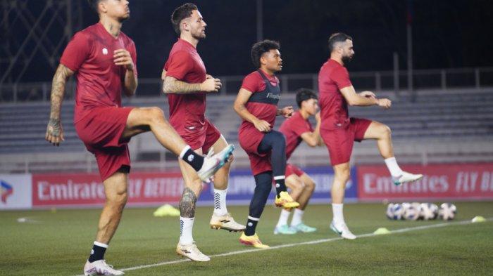 Pemain Timnas Indonesia, Shayne Pattynama, Marc Klok, Saddil Ramdani, dan Jordi Amat berlatih di Manila menjelang lawan Filipina, Selasa (21/11/2023).