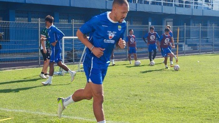 Pemain asing baru Persib Bandung, Gustavo Franca, berlatih  perdana bersama tim Maung Bandung, di Stadion Sidolig, Kota Bandung, Selasa (16/7/2024).