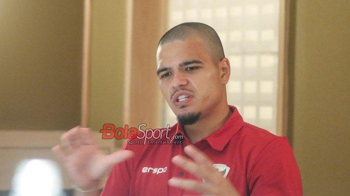 Pemain timnas Indonesia dan FC Dender, Ragnar Oratmangoen, saat wawancara eksklusif bersama BolaSport.com dan Kompas.com di Kawasan Senayan, Jakarta, Sabtu (9/7/2024).