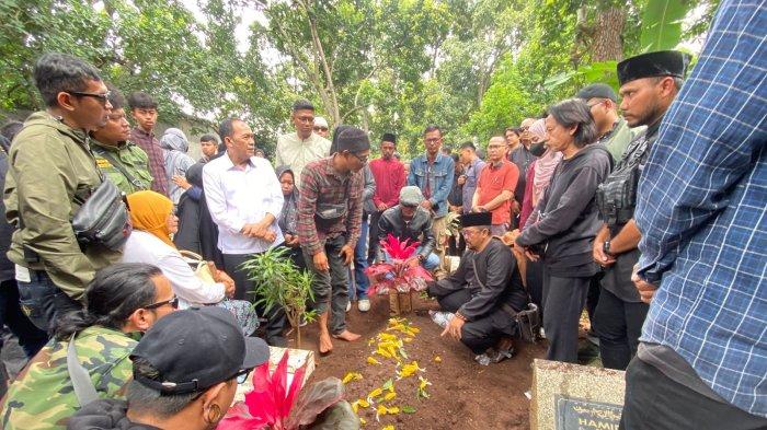 PEMAKAMAN KANG GOBANG - Pemakaman Ari Jamasari alias Kang Gobang, pemeran Preman Pensiun, di TPU Cibabat, Kota Cimahi, Jumat (7/2/2025).