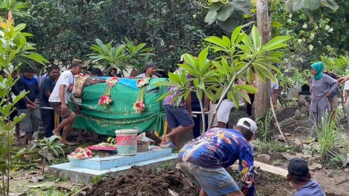 Pemakaman korbas pesta miras oplosan di Desa Kebulen, Kecamatan Jatibarang, Kabupaten Indramayu, Sabtu (7/12/2024)