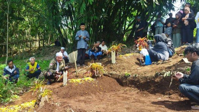 Suasana pemakaman korban meninggal tertabrak KA feeder kereta cepat Whoosh di tempat pemakaman umum (TPU), Kampung Sukamanah, RT 1/2, Desa Pangauban, Kecamatan Batujajar, KBB, Jumat (15/12/2023). Tampak suami korban yang ditinggal istri dan dua anaknya.