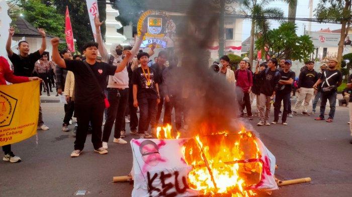 Aksi unjuk rasa yang digelar ratusan mahasiswa di depan gedung DPRD Kota Cirebon berakhir dengan pembakaran keranda buatan yang bergambar wajah keluarga Presiden Joko Widodo,  Kamis (22/8/2024) sore.
