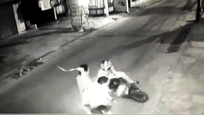 Rekaman CCTV menunjukkan pembegalan terhadap seorang casis bintara Polri bernama Satrio di Jalan Arjuna Utara, Duri Kepa, Kebon Jeruk, Jakarta Barat.