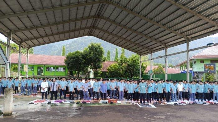 Ribuan pelajar SMAN 1 Palabuhanratu, Kecamatan Palabuhanratu, Kabupaten Sukabumi, Jawa Barat, melakukan salat duha berjamaah di Lapang Sekolah, Jumat (22/11/2024).
