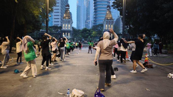 MILAD DOMPET DHUAFA -Memeriahkan Milad ke 32, Dompet Dhuafa berkolaborasi dengan Rocca Space gelar Cardio Dance di Kawasan Gelora Bung Karno (GBK), Jakarta, Jumat (27/6/2025) petang. Selain olahraga bersama, Dompet Dhuafa juga menghadirkan Aksi Layanan Sehat yang dapat diakses secara cuma-cuma pada kegiatan yang diikuti lebih dari 200 orang tersebut.