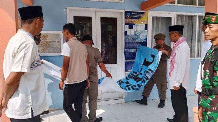 Pembukaan segel di Kantor Desa Cisewu, Kecamatan Cisewu, Kabupaten Garut, Jawa Barat, Selasa (22/10/2024).