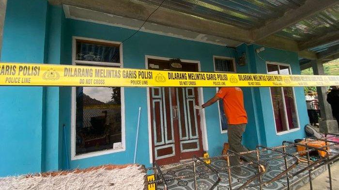 Satu rumah di Kampung Lebak Saat, RT 03 RW 10, Desa Mukapayung Kecamatan Cililin, Kabupaten Bandung Barat (KBB), Jawa Barat, dipasangi garis polisi, Minggu (8/12/2024). Satu wanita meninggal dunia karena dibunuh suaminya di rumah itu.