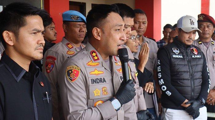 Kapolres Majalengka, AKBP Indra Novianto, beserta jajarannya saat konferensi pers mengenai pembunuhan pegawai bank keliling oleh nasabah di Mapolres Majalengka, Jalan KH Abdul Halim, Kecamatan/Kabupaten Majalengka, Rabu (31/1/2024).