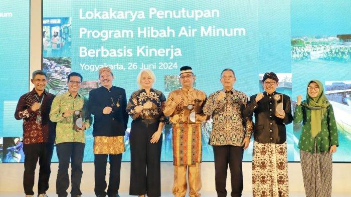 Bupati Bandung Dadang Supriatna saat menerima penghargaan - - Pemkab Bandung melalui BUMD PDAM Tirta Raharja meraih penghargaan bergengsi sebagai Juara 1 Perolehan Nilai Hibah Tertinggi dari pemerintah Australia dalam kegiatan Closing Program Hibah Air Minum Berbasis Kinerja (HAMBK). Tiga penghargaan bergengsi tersebut diterima langsung oleh Bupati Bandung Dadang Supriatna didampingi Direktur Utama PDAM Tirta Raharja di Hotel Sheraton, Yogyakarta, Rabu (26/6/2024).