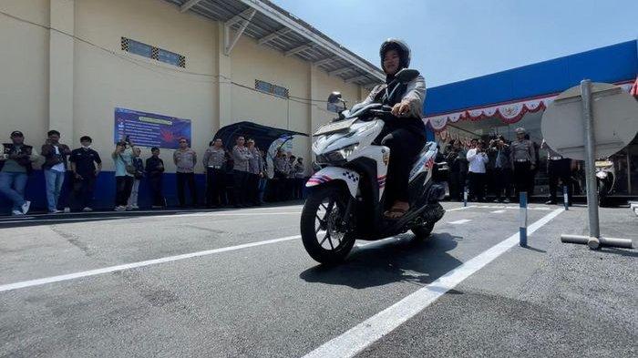Pemohon SIM sedang melakukan ujian praktik di Mapolresta Bandung, Senin (7/8/2023).