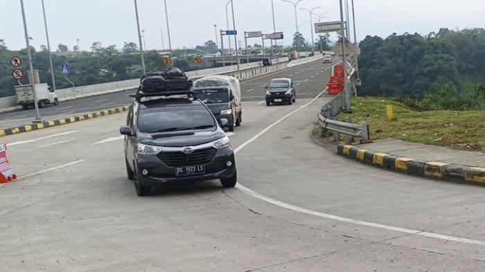 PEMUDIK LUAR JAWA - Pemudik berpelat luar Jawa keluar dari Exit Tol Bocimi Parungkuda, Sukabumi, Rabu (25/3/2025).