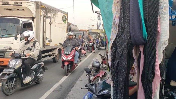 Pemudik yang menggunakan sepeda motor mulai ramai melintas jalur Pantura Cirebon, Kabupaten Cirebon, Jawa Barat, Selasa (2/4/2024).
